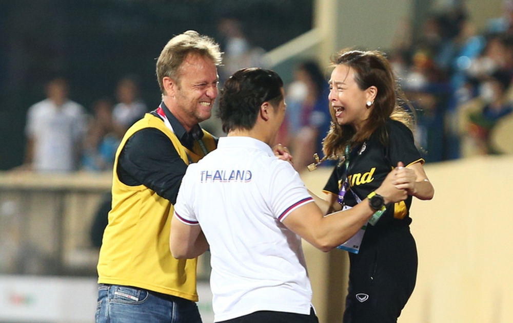 HLV U23 Thái Lan ăn mừng, tỏ vẻ thích thú với áo bib bị trọng tài bắt mặc - Ảnh 3.