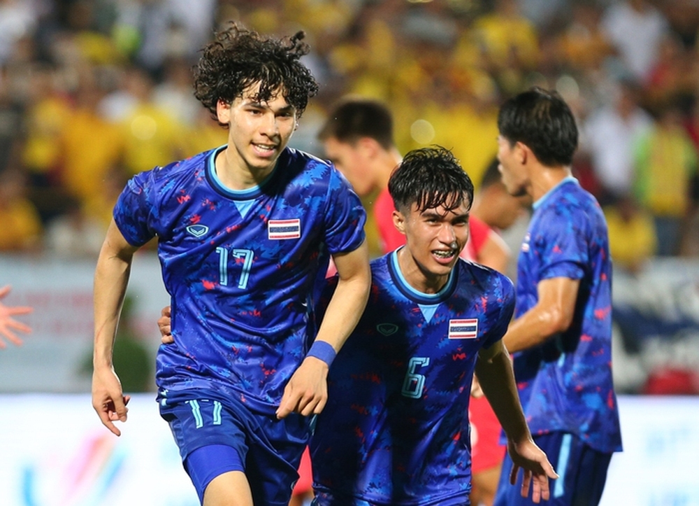 HLV U23 Thái Lan ăn mừng, tỏ vẻ thích thú với áo bib bị trọng tài bắt mặc - Ảnh 9.