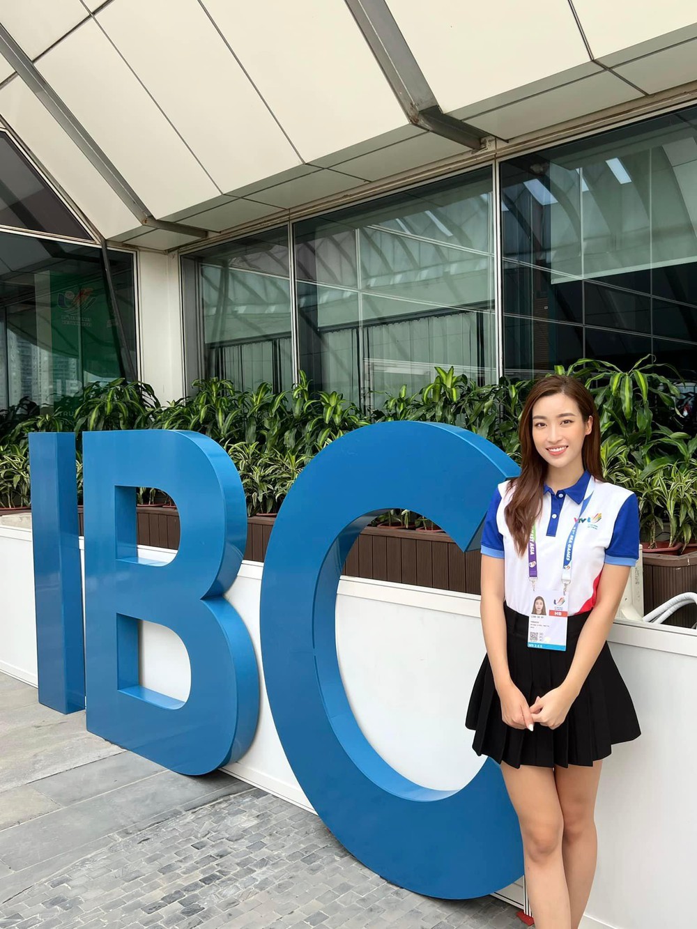 Hoa hậu Đỗ Mỹ Linh chia sẻ cảm xúc, áp lực khi dẫn trực tiếp bản tin về SEA Games 31 - Ảnh 1.