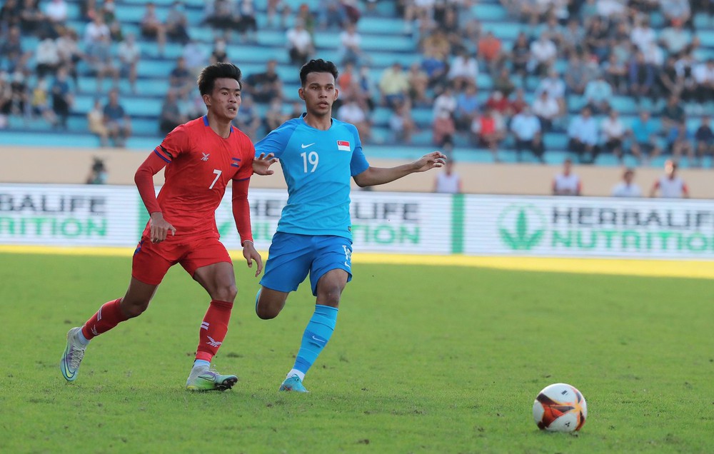 U23 Singapore xuất sắc đánh bại U23 Campuchia, chiếm lấy ngôi đầu bảng của Thái Lan - Ảnh 2.