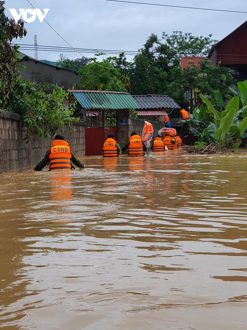 Công an Lạng Sơn dầm mình trong lũ giải cứu dân mắc kẹt - Ảnh 2.