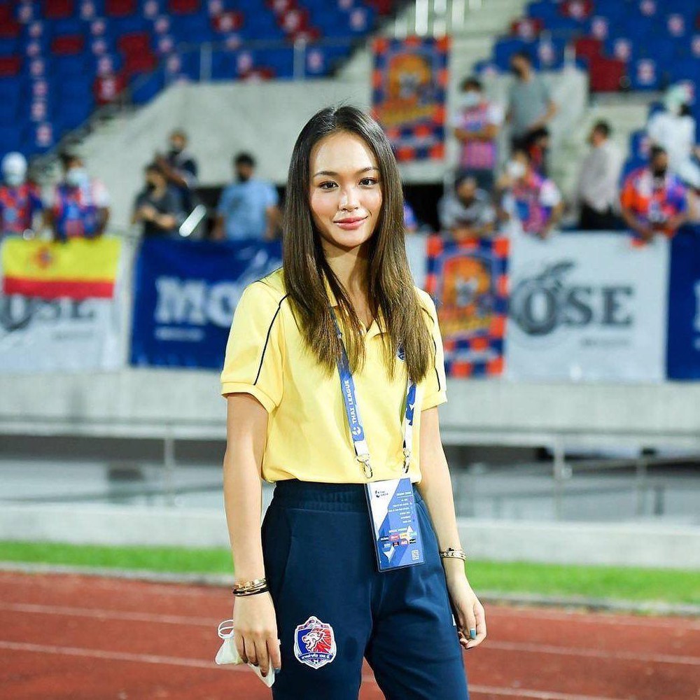 Bất ngờ trước nhan sắc và học vấn của con gái trưởng đoàn U23 Thái Lan - Ảnh 2.