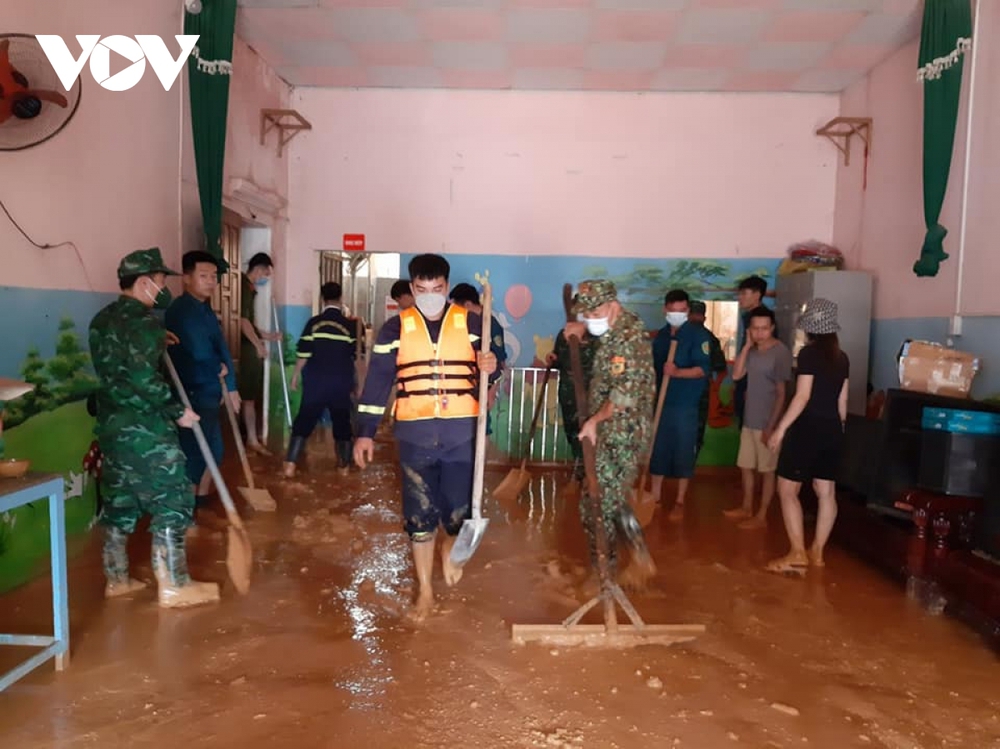 Công an Lạng Sơn dầm mình trong lũ giải cứu dân mắc kẹt - Ảnh 11.