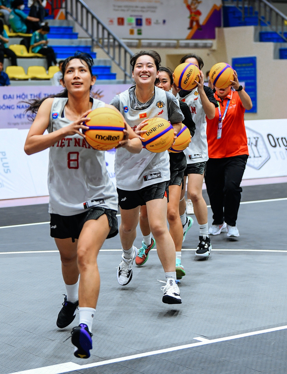 Tuyển bóng rổ nữ 3x3 Việt Nam hào hứng trong buổi tập đầu tiên tại NTĐ Thanh Trì - Ảnh 18.