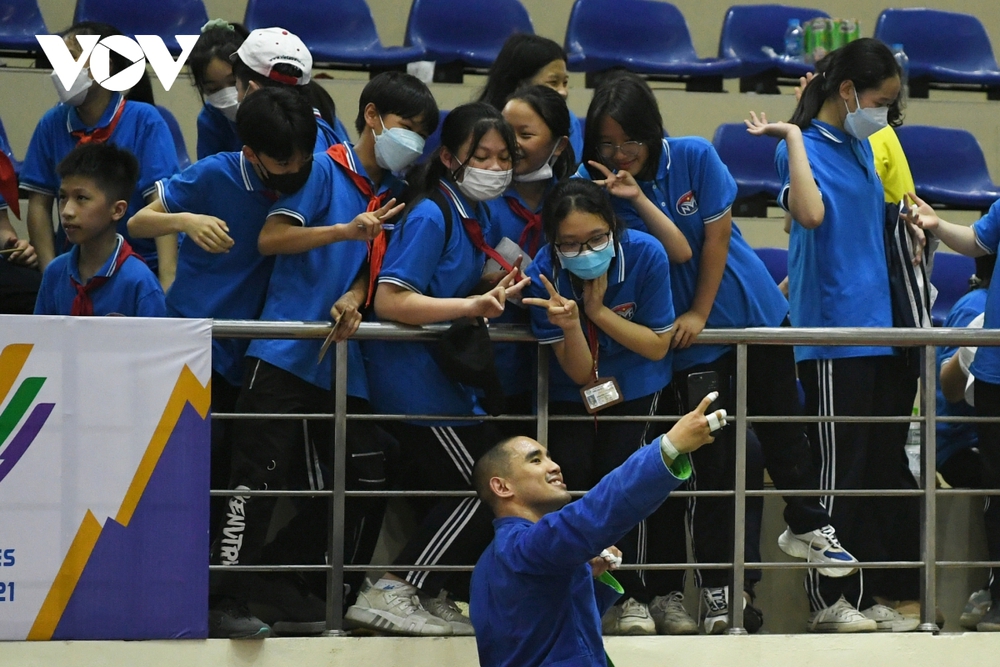 Dàn CĐV nhí Việt Nam đốn tim võ sĩ Thái Lan tại SEA Games 31 - Ảnh 4.