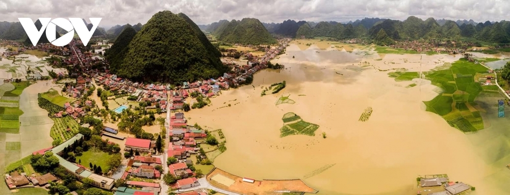 Công an Lạng Sơn dầm mình trong lũ giải cứu dân mắc kẹt - Ảnh 4.