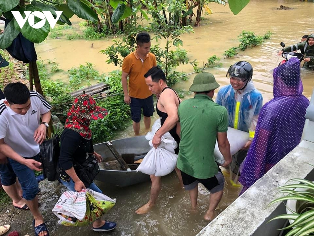 Công an Lạng Sơn dầm mình trong lũ giải cứu dân mắc kẹt - Ảnh 8.