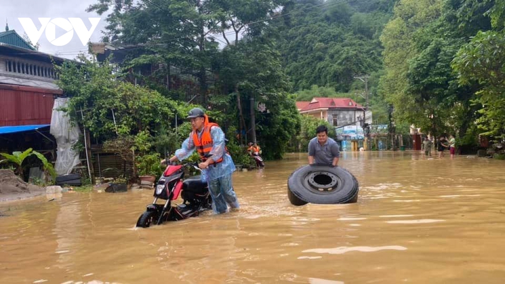 Công an Lạng Sơn dầm mình trong lũ giải cứu dân mắc kẹt - Ảnh 10.