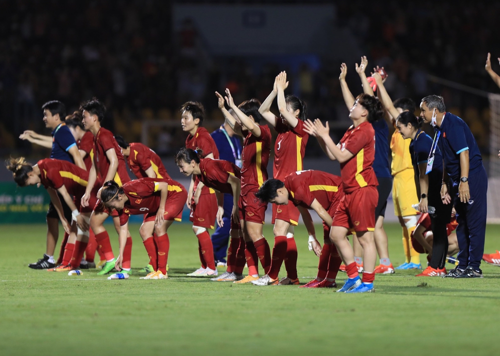 The daughter of female player Hoang Quynh went down to the field to celebrate with her mother after the victory against the Philippines - Photo 1.