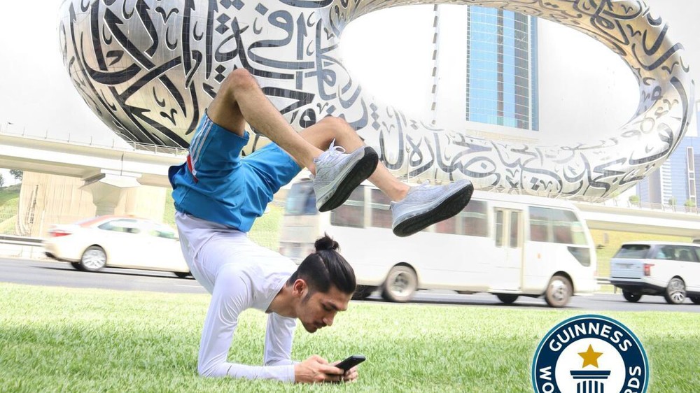 The man held the super-difficult scorpion pose for 29 minutes to set a record - Photo 1.