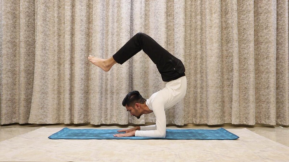 The man held the super-difficult scorpion pose for 29 minutes to set a record - Photo 3.
