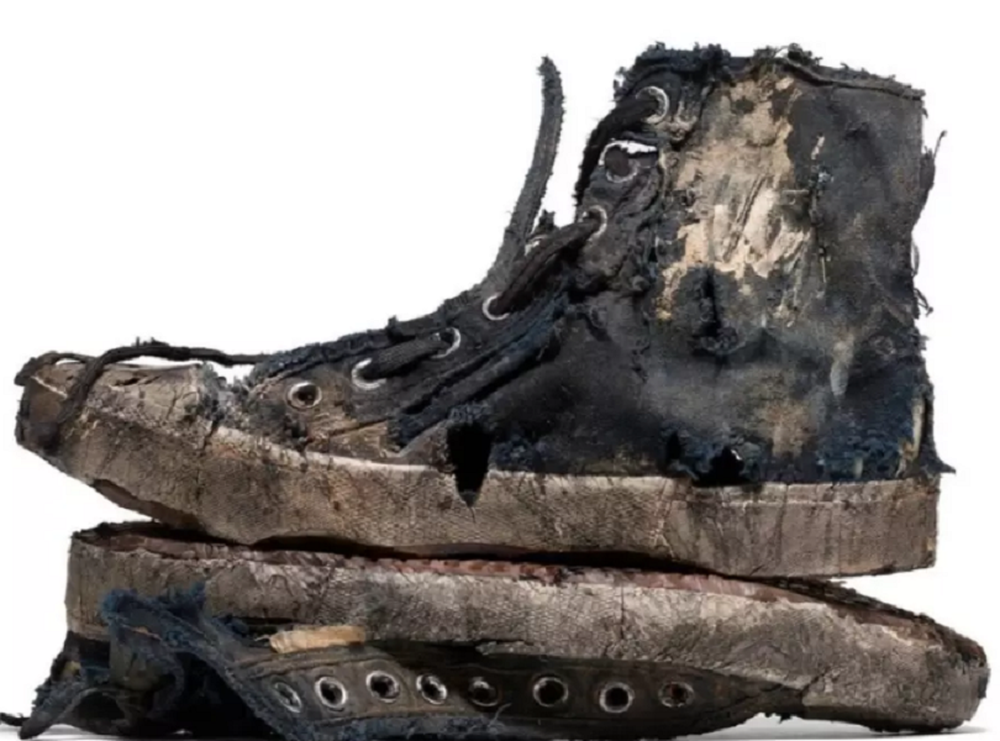 Mẫu giày rách vứt đi không ai buồn nhặt được bán giá 42 triệu đồng - Ảnh 4.
