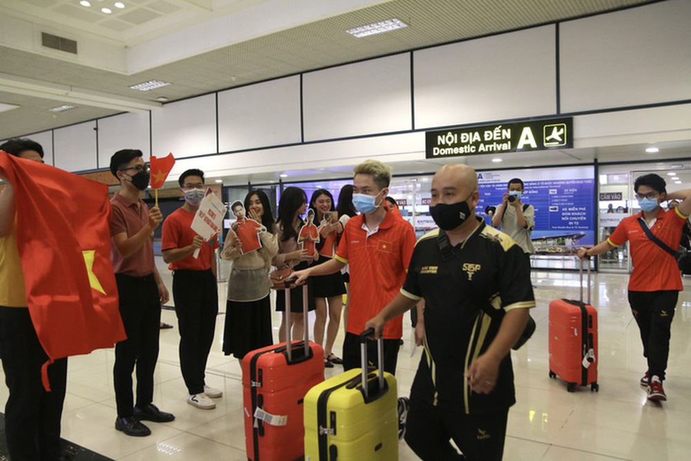 ĐTQG Liên Quân Việt Nam đáp xuống Hà Nội với tinh thần thoải mái, sẵn sàng chinh phục HCV SEA Games 31 - Ảnh 3.