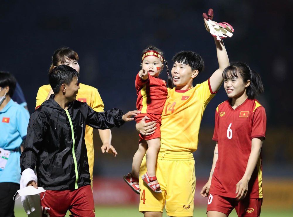 The daughter of female player Hoang Quynh went down to the field to celebrate with her mother after the victory against the Philippines - Photo 4.