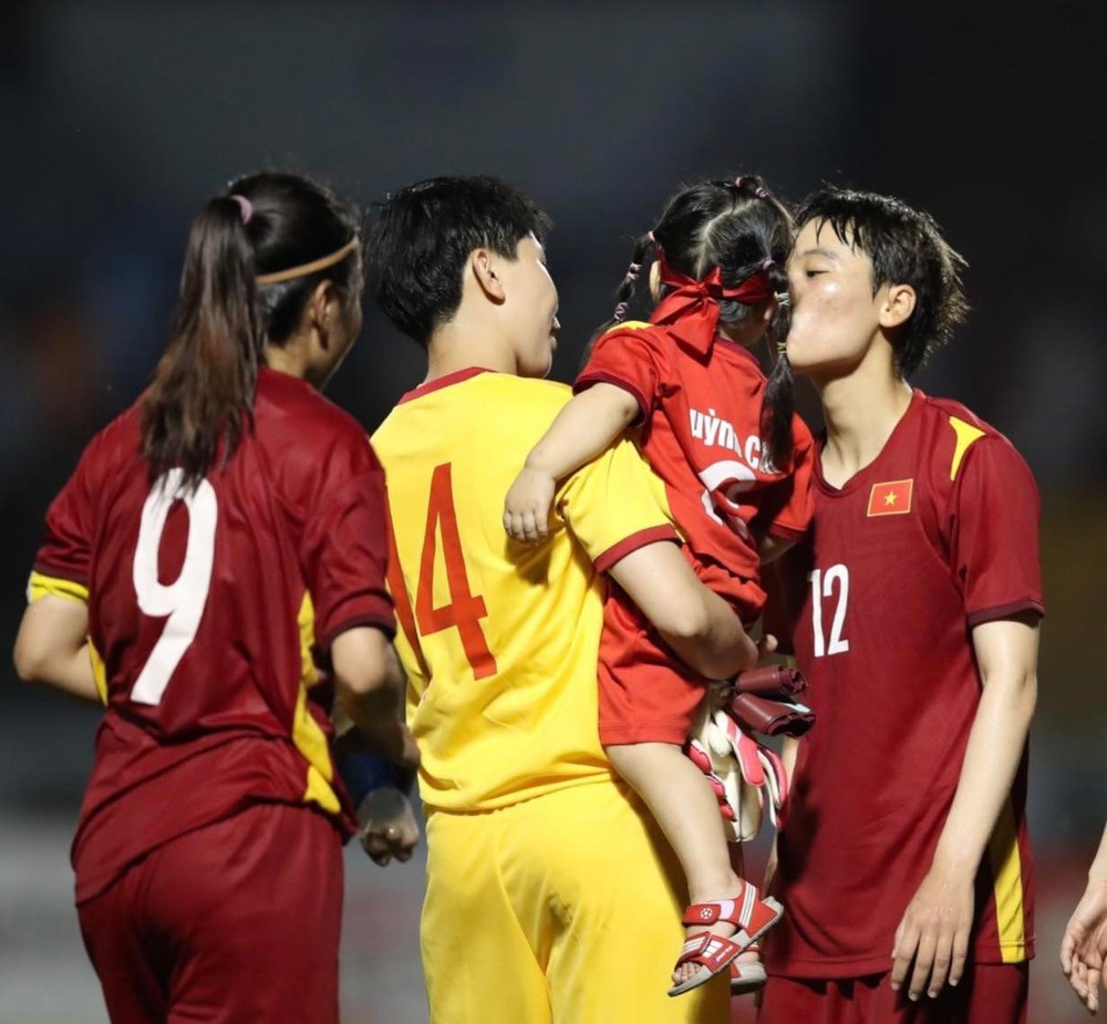 The daughter of female player Hoang Quynh went down to the field to celebrate with her mother after the victory against the Philippines - Photo 5.