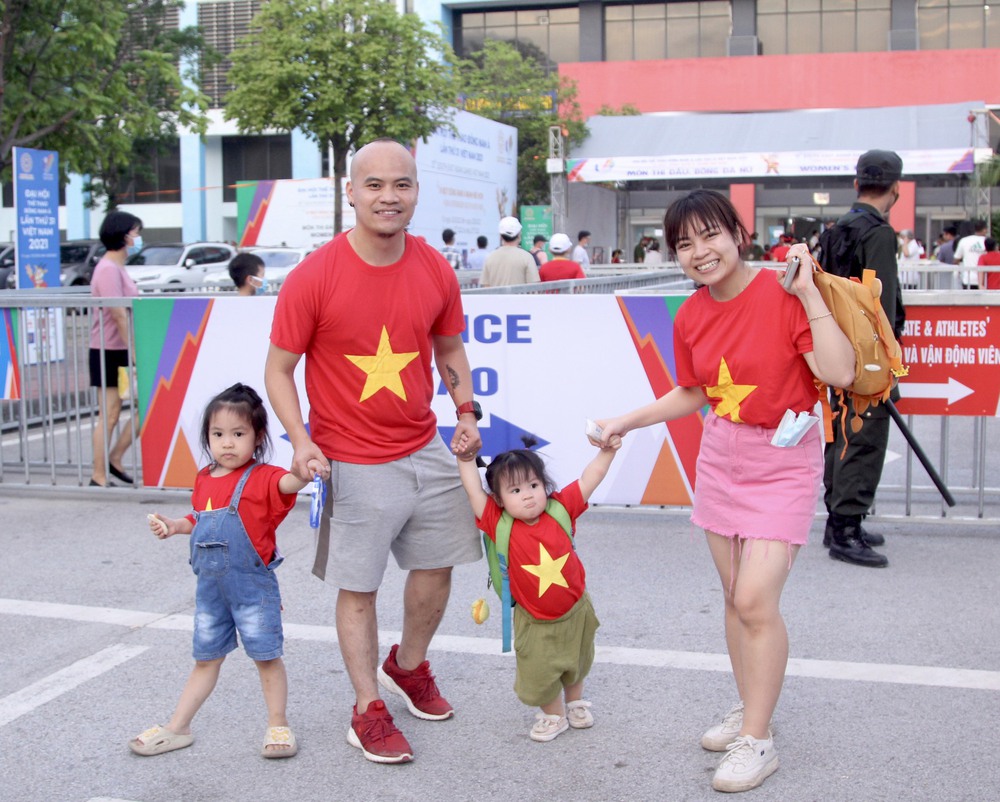 The daughter of female player Hoang Quynh went down to the field to celebrate with her mother after the victory against the Philippines - Photo 7.