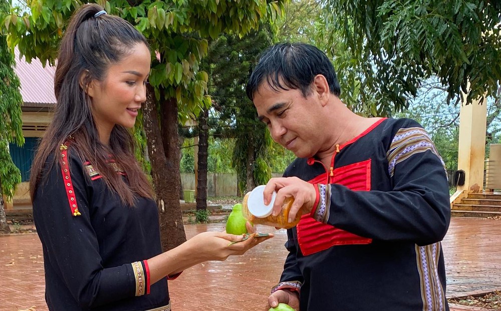 H’Hen Niê dẫn Quyền Linh đi thăm buôn làng
