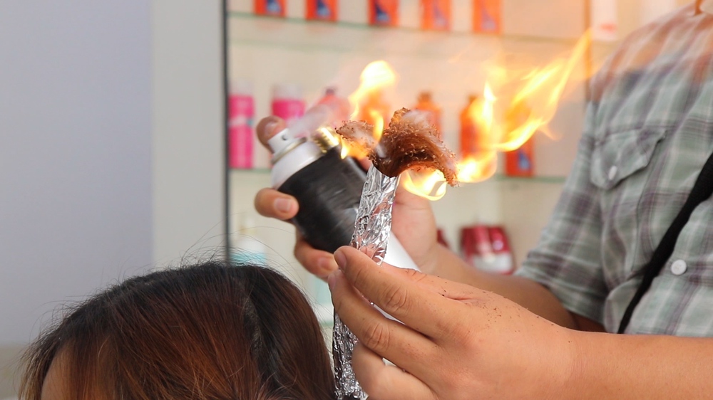Tiệm cắt tóc bằng lửa độc nhất vô nhị: Khách hàng nín thở trải nghiệm cảm giác đặc biệt - Ảnh 2.