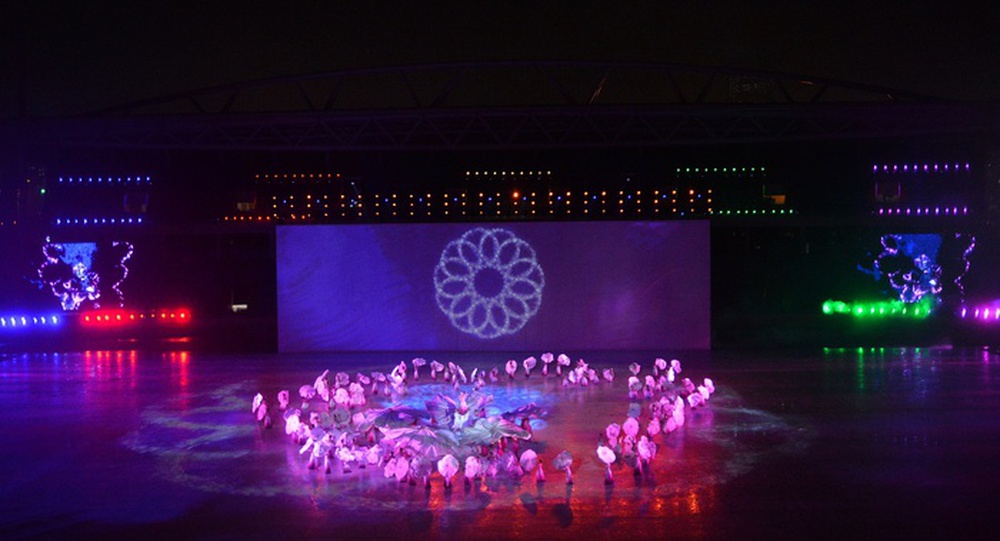 Chị họ Văn Lâm tỏa sáng với tiết mục Hồn Sen Việt trong lễ khai mạc SEA Games 31 - Ảnh 1.