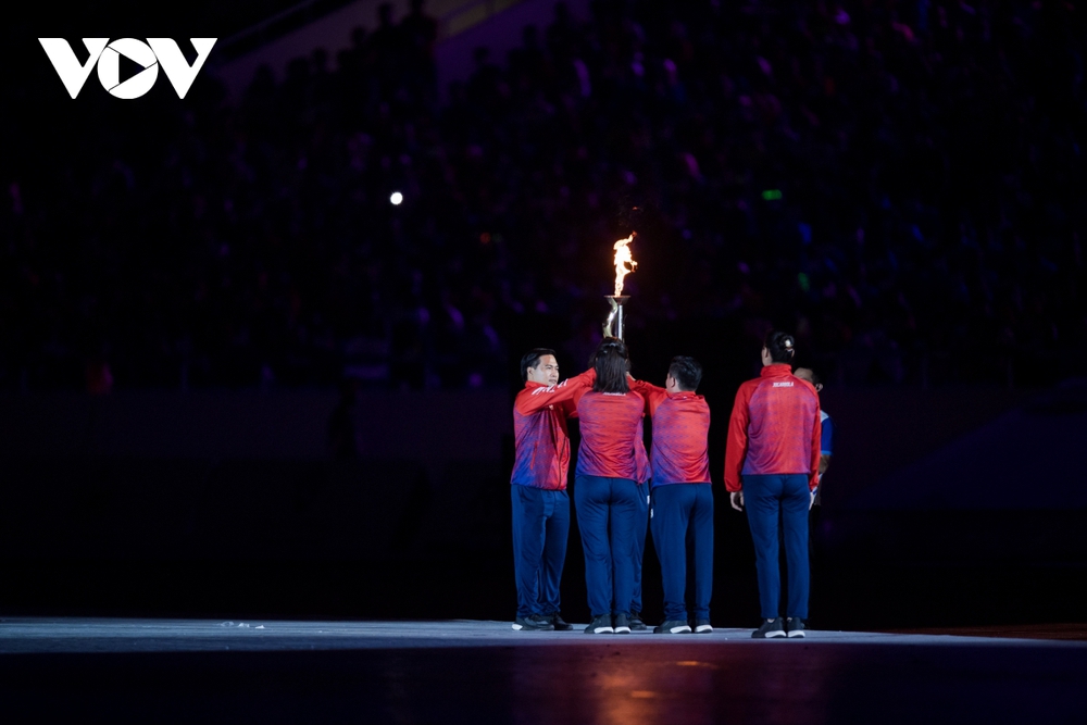 Thiêng liêng, tự hào lễ thượng cờ và rước đuốc tại khai mạc SEA Games 31 - Ảnh 14.