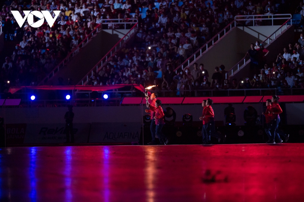 Thiêng liêng, tự hào lễ thượng cờ và rước đuốc tại khai mạc SEA Games 31 - Ảnh 15.