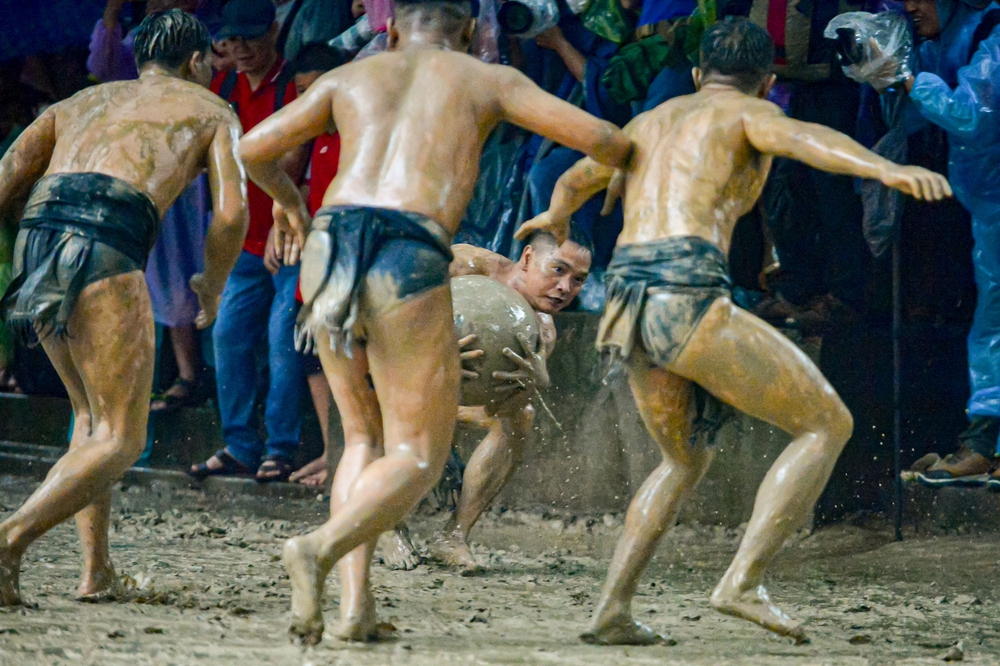 Ảnh, clip: Thanh niên đóng khố, vật lộn trong bùn để tranh quả cầu nặng 20kg tại lễ hội 4 năm mới có một lần - Ảnh 16.
