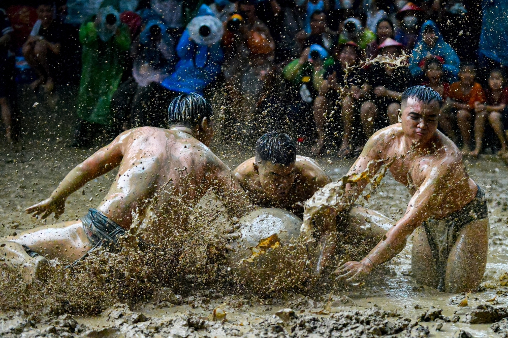 Ảnh, clip: Thanh niên đóng khố, vật lộn trong bùn để tranh quả cầu nặng 20kg tại lễ hội 4 năm mới có một lần - Ảnh 17.