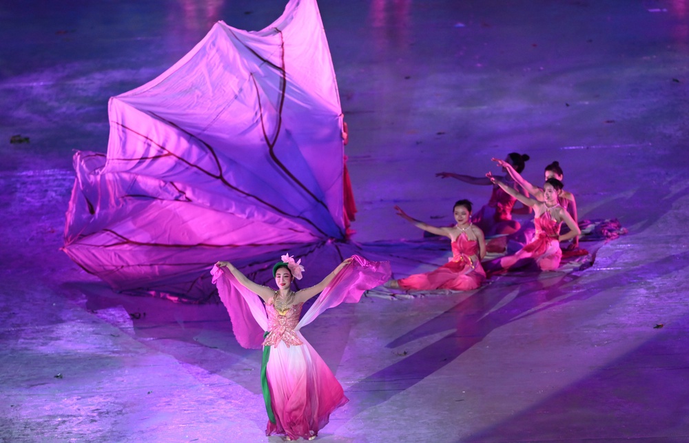 Chị họ Văn Lâm tỏa sáng với tiết mục Hồn Sen Việt trong lễ khai mạc SEA Games 31 - Ảnh 4.