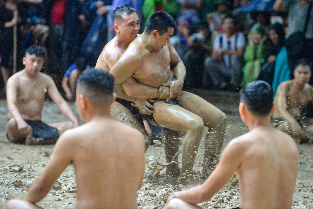 Ảnh, clip: Thanh niên đóng khố, vật lộn trong bùn để tranh quả cầu nặng 20kg tại lễ hội 4 năm mới có một lần - Ảnh 4.