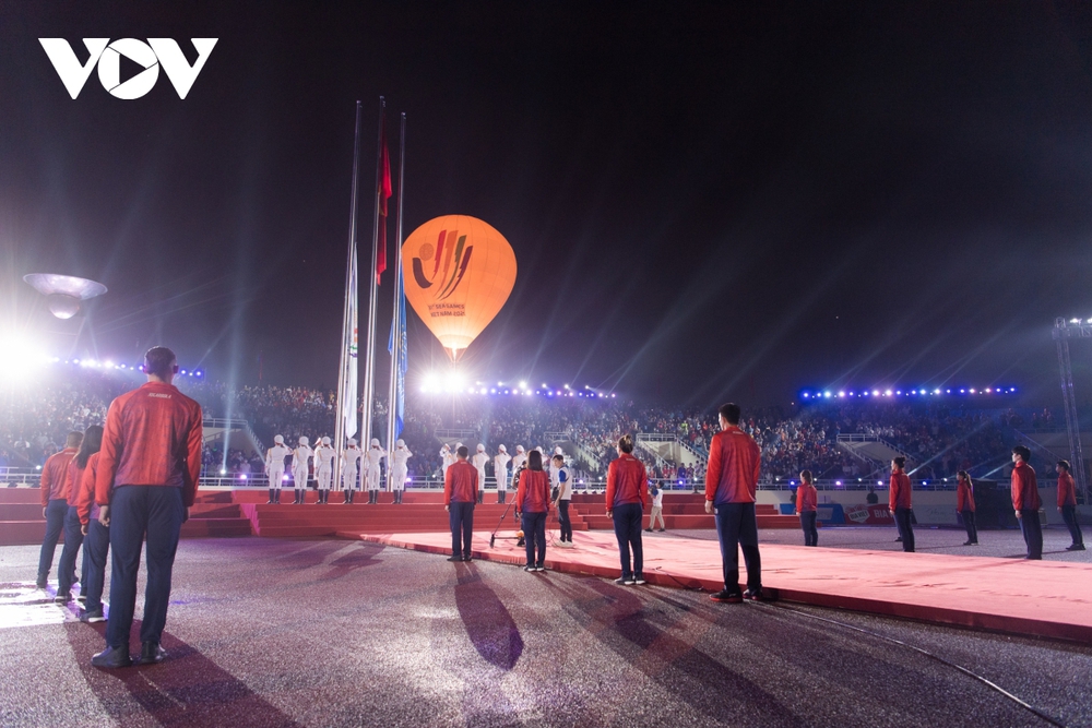 Thiêng liêng, tự hào lễ thượng cờ và rước đuốc tại khai mạc SEA Games 31 - Ảnh 5.