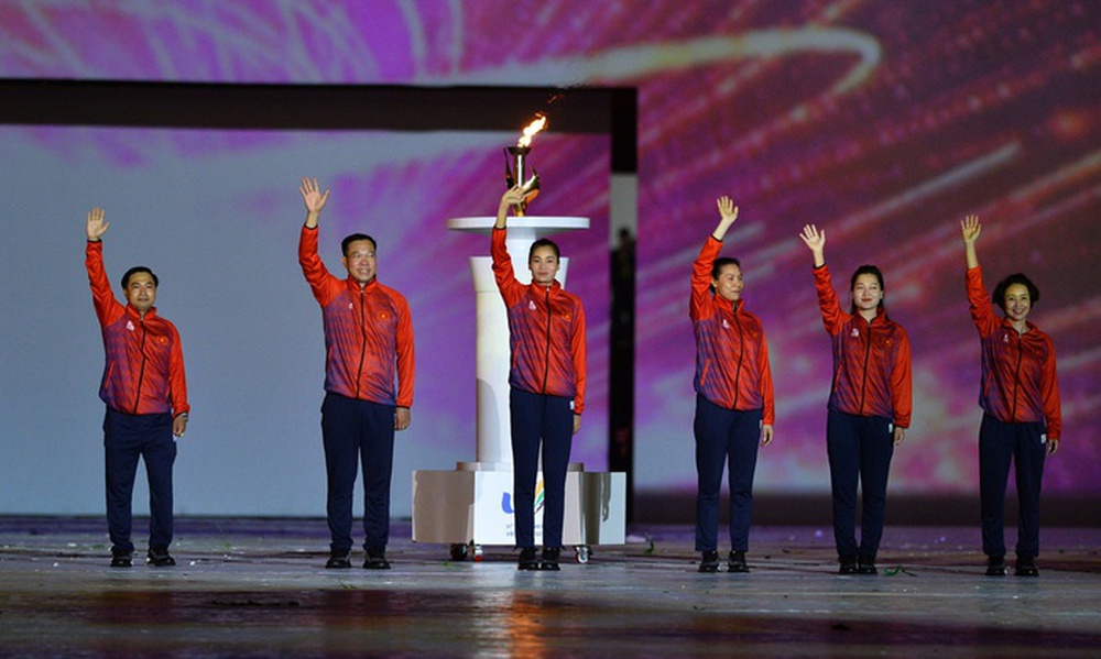 Chị họ Văn Lâm tỏa sáng với tiết mục Hồn Sen Việt trong lễ khai mạc SEA Games 31 - Ảnh 9.
