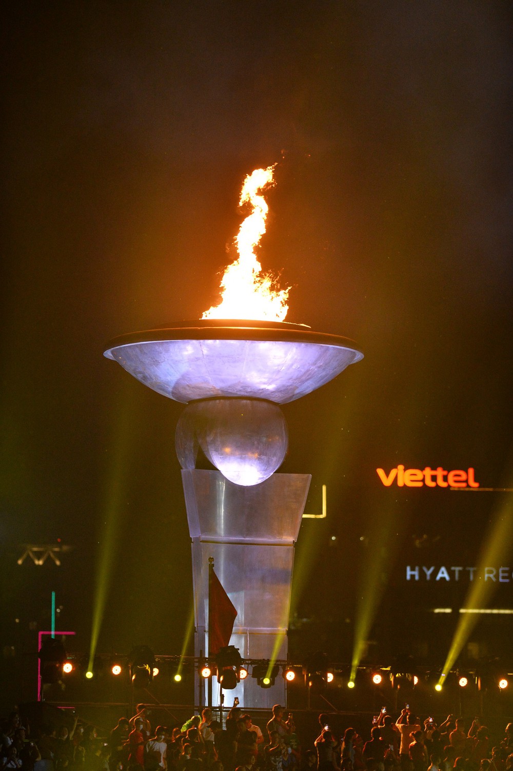 Chị họ Văn Lâm tỏa sáng với tiết mục Hồn Sen Việt trong lễ khai mạc SEA Games 31 - Ảnh 10.