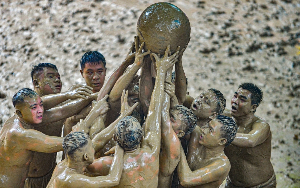Ảnh, clip: Thanh niên đóng khố, vật lộn trong bùn để tranh quả cầu nặng 20kg tại lễ hội 4 năm mới có một lần - Ảnh 10.