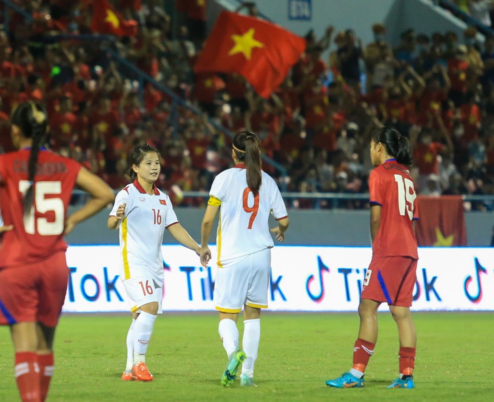 Hủy diệt Campuchia bằng cơn mưa bàn thắng, đội tuyển Việt Nam hiên ngang vào bán kết - Ảnh 4.