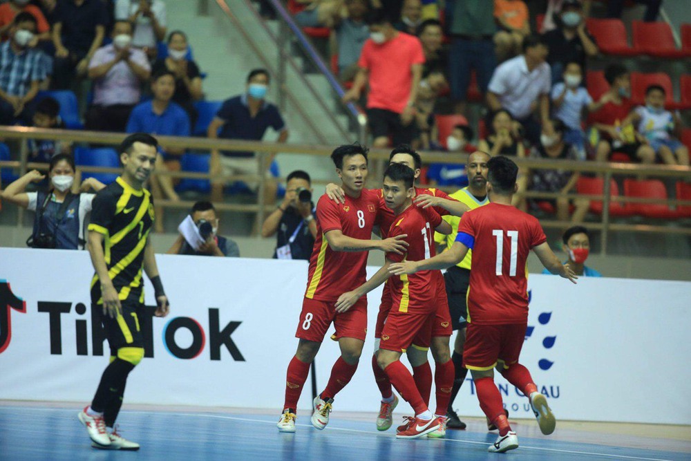 Ngược dòng thắng 7-1 trước Malaysia, tuyển Việt Nam sống lại cơ hội giành HCV SEA Games - Ảnh 2.