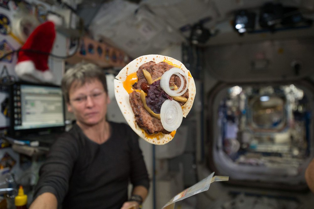 Lương khô và thức ăn của các phi hành gia NASA đã được cải tiến thế nào từ năm 1960 đến nay? - Ảnh 1.