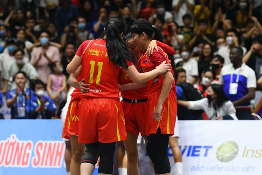 Thất bại đáng tiếc, đội tuyển bóng rổ Việt Nam mang về 2 huy chương Bạc 3x3 tại SEA Games 31 - Ảnh 1.