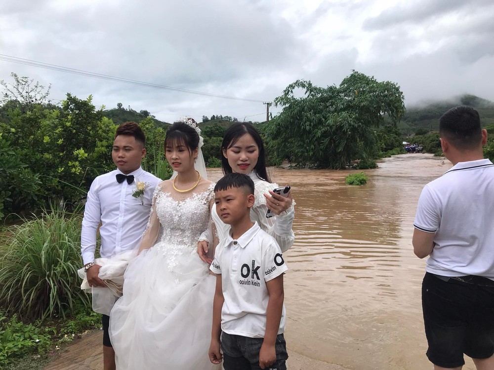 Đón dâu đúng ngày mưa lụt, chú rể Bắc Giang cõng cô dâu lội nước như phim ngôn tình - Ảnh 3.