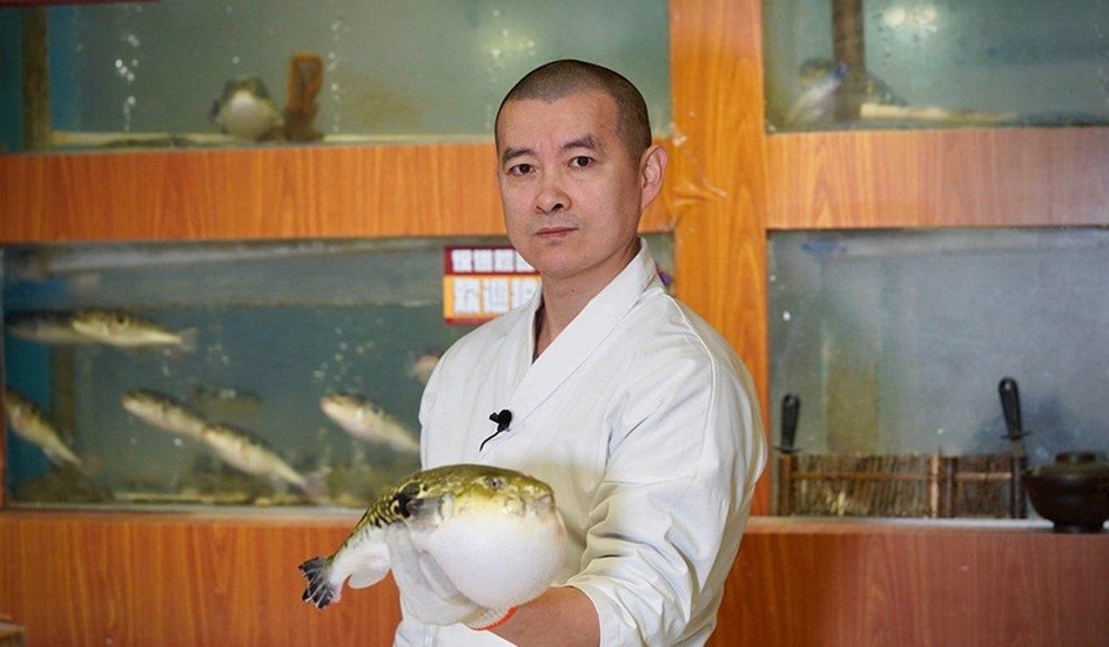 Risking your life to try the million-dollar puffer fish sashimi in Japan - Photo 3.