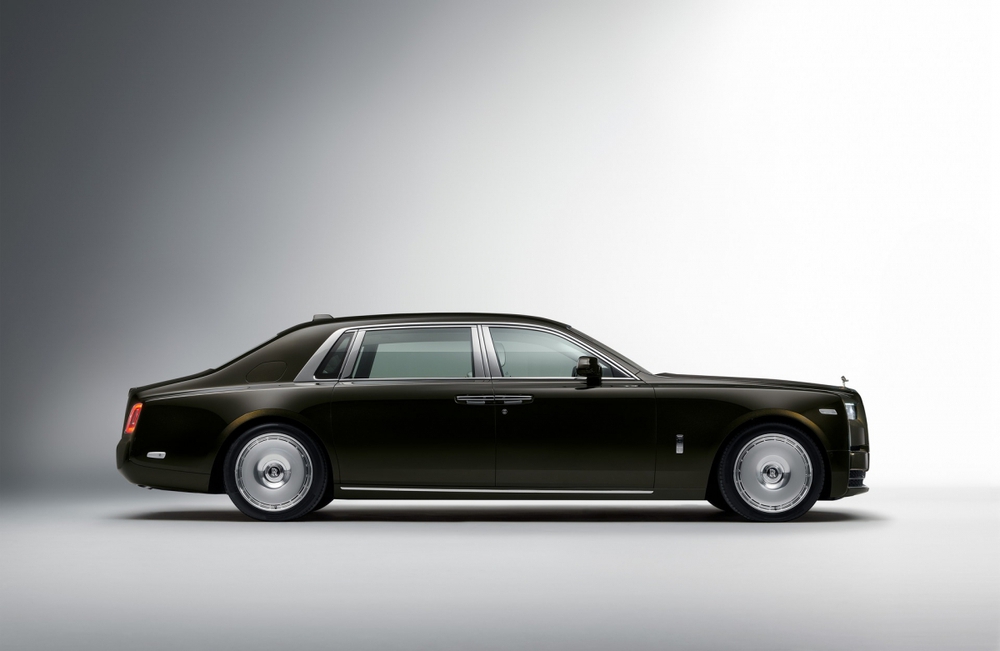 Nếu bạn yêu thích chiếc xe sang trọng Rolls-Royce Phantom Series II, bạn sẽ không muốn bỏ qua bức ảnh chi tiết này. Từ mỗi chi tiết nhỏ nhặt đến tổng thể thiết kế, tất cả đều tuyệt vời đến từng chi tiết.