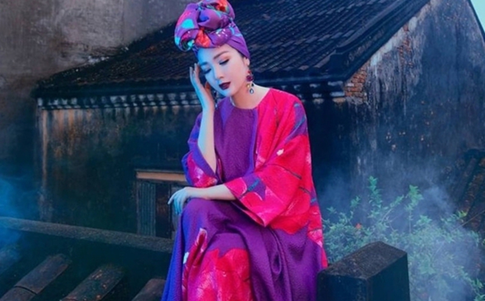 Đề nghị nhà thiết kế gỡ bỏ hình ảnh cựu hoa hậu ngồi trên nóc phố cổ