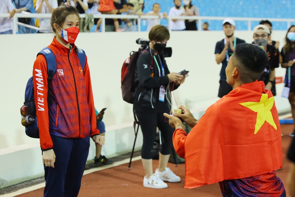 Winning the long jump gold medal, athlete Nguyen Tien Trong proposed to the girlfriend of the rattan player - Photo 1.