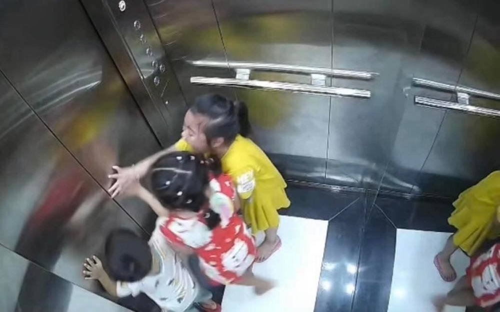 Bi hài cảnh 3 đứa trẻ mắc kẹt trong thang máy, qua đây thấy 1 lỗi thiếu sót của bố mẹ - Ảnh 1.