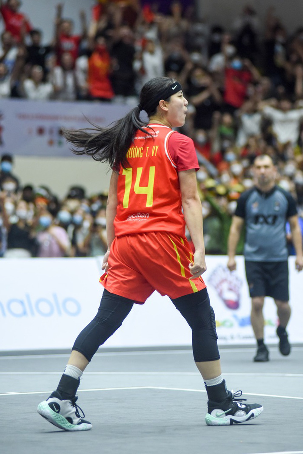 Ngày thi đấu chung kết bóng rổ 3x3 SEA Games 31: Chảo lửa Thanh Trì đón vô vàn “bóng hồng” dự khán - Ảnh 11.