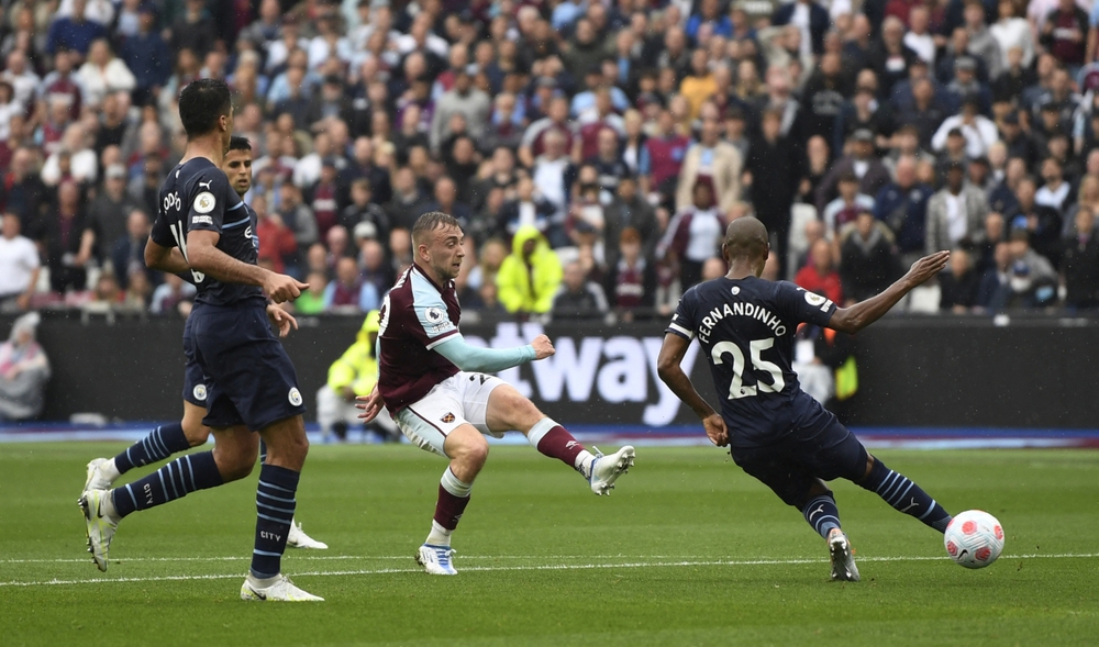 Man City bị West Ham cầm hòa, cuộc đua vô địch Ngoại hạng Anh hấp dẫn đến vòng cuối cùng - Ảnh 3.