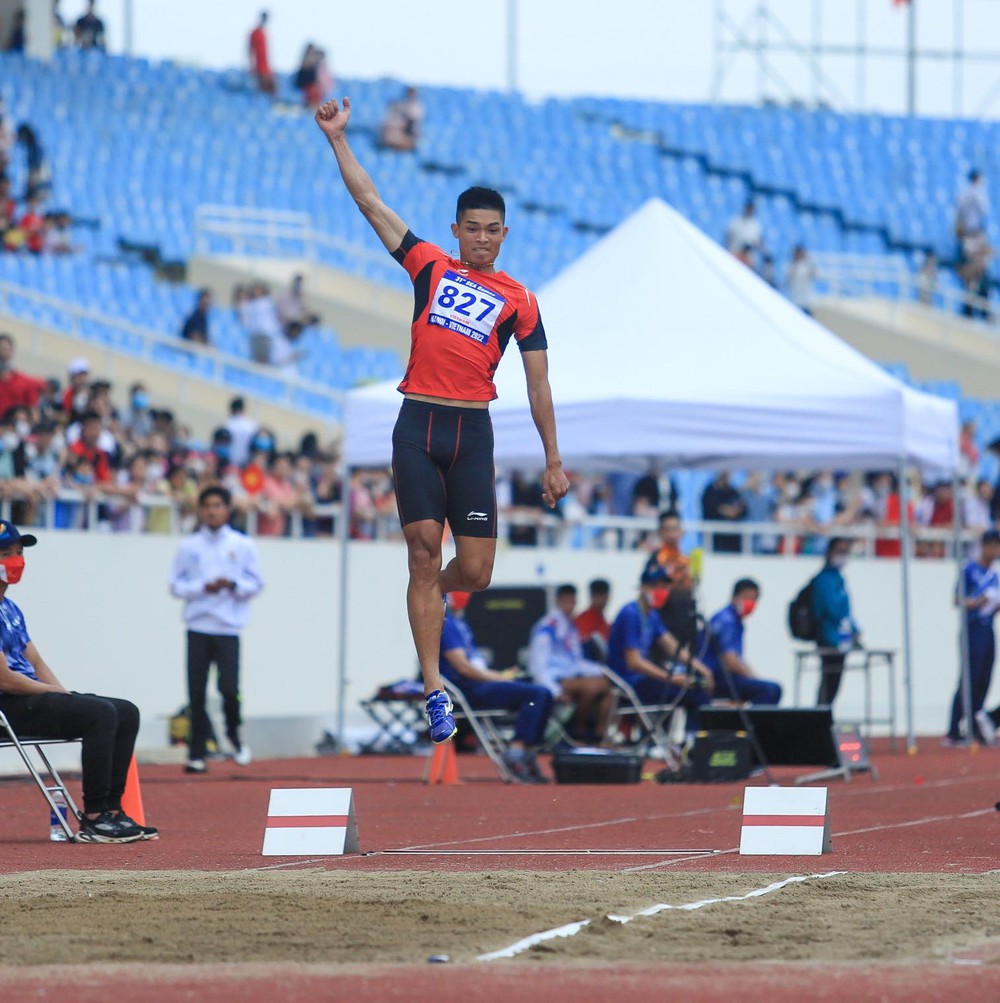 Winning the long jump gold medal, athlete Nguyen Tien Trong proposed to the girlfriend of the rattan player - Photo 4.