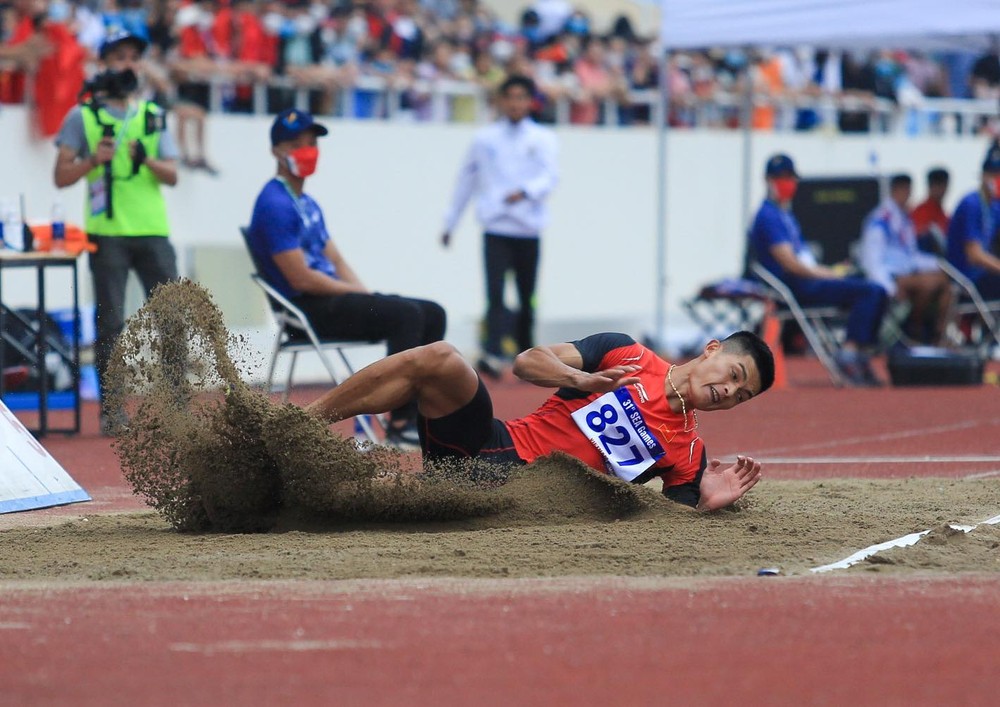 Winning the long jump gold medal, athlete Nguyen Tien Trong proposed to the girlfriend of the rattan player - Photo 5.