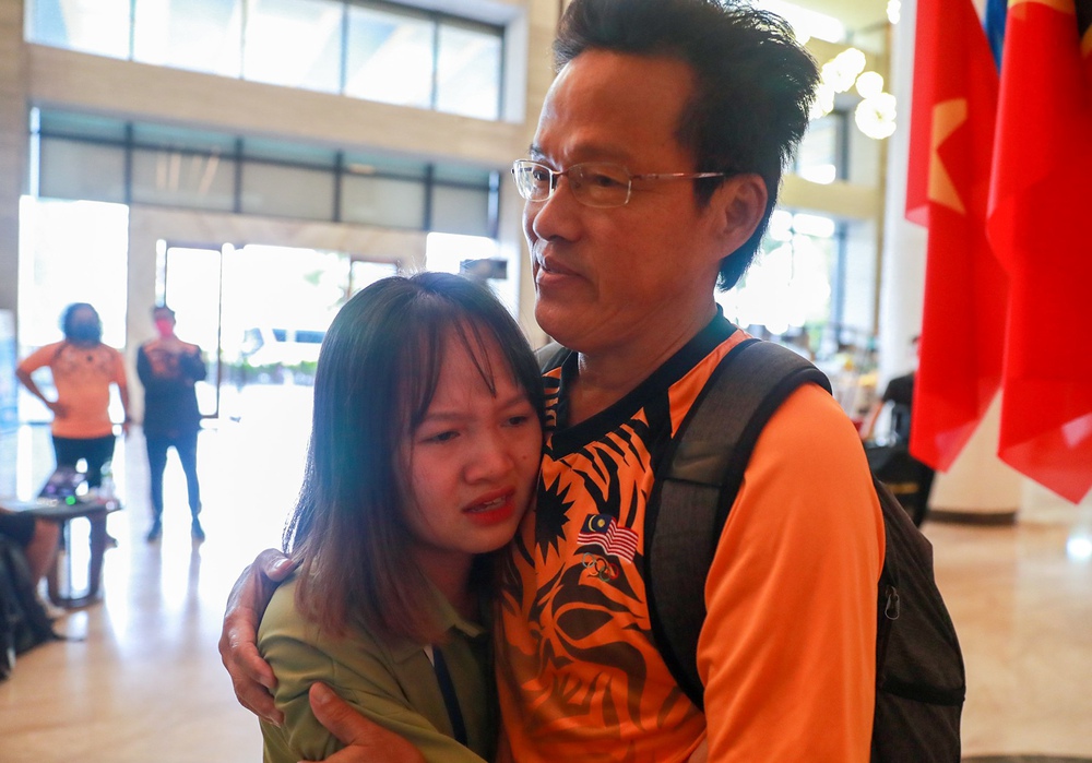 Nữ tình nguyện viên Việt Nam khóc khi chia tay U23 Malaysia ở Việt Trì - Ảnh 3.