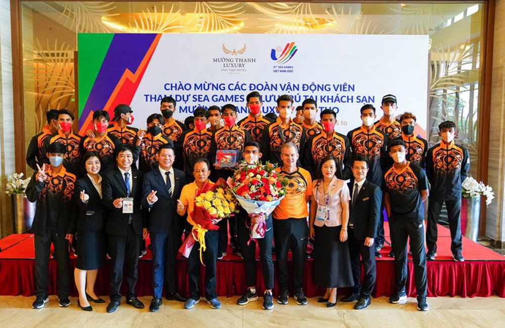 Nữ tình nguyện viên Việt Nam khóc khi chia tay U23 Malaysia ở Việt Trì - Ảnh 12.
