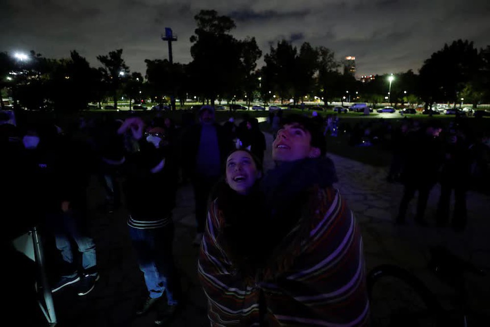 The first super lunar eclipse of the year: People are eager to watch Hang show off her beauty from all over the world - Photo 6.